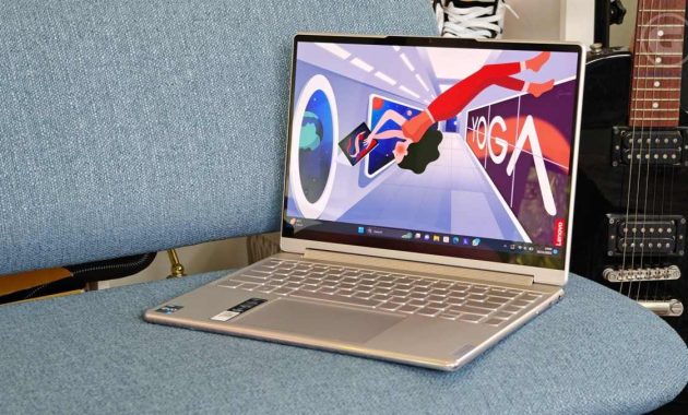 Lenovo Yoga Gen 8 dengan stylus di tangan pengguna