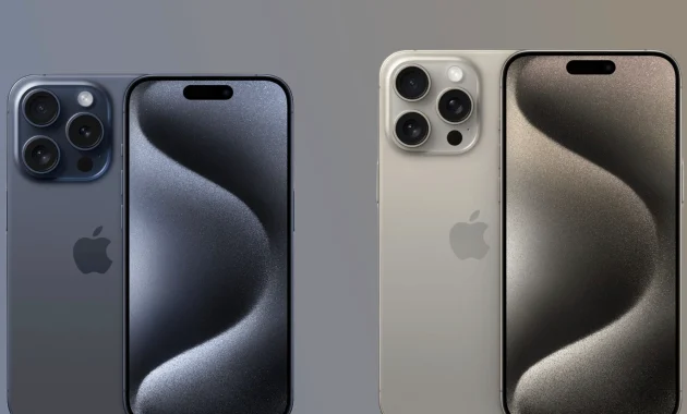 Tampilan depan iPhone 15 Pro dan iPhone 15 Pro Max berdampingan dengan layar aktif